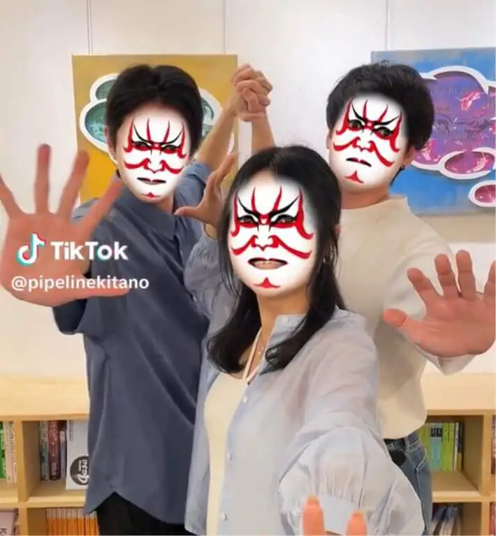 画像:3人が顔に隈取を設定して歌舞伎のポーズを取っている様子